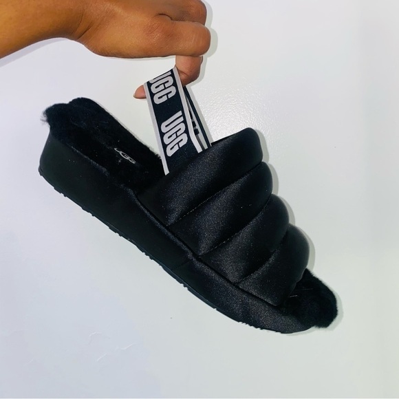 Uggs PUFF YEAH SLIPPERS SIZE 7 womens black - Picture 1 of 7